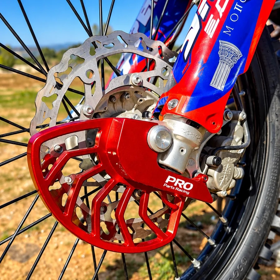 RHINO GUARD protector de disco delantero rojo montado en Beta RR Race, foto real de cliente