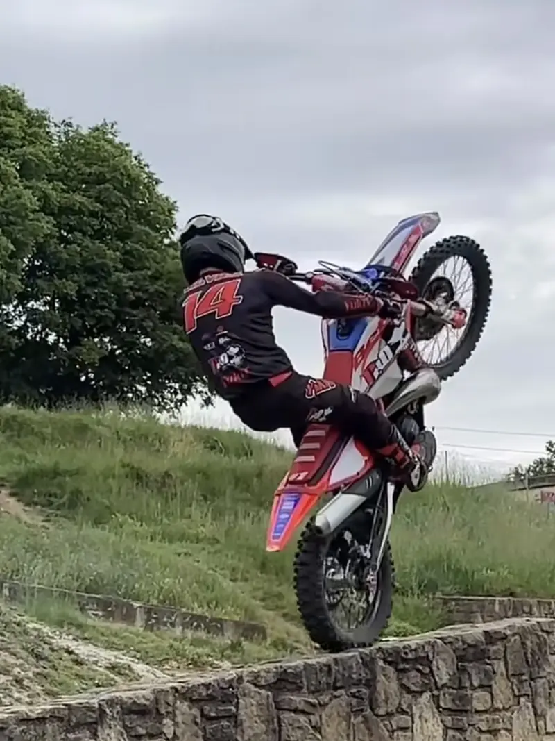 Gil Vila haciendo caballito en competición de Trial