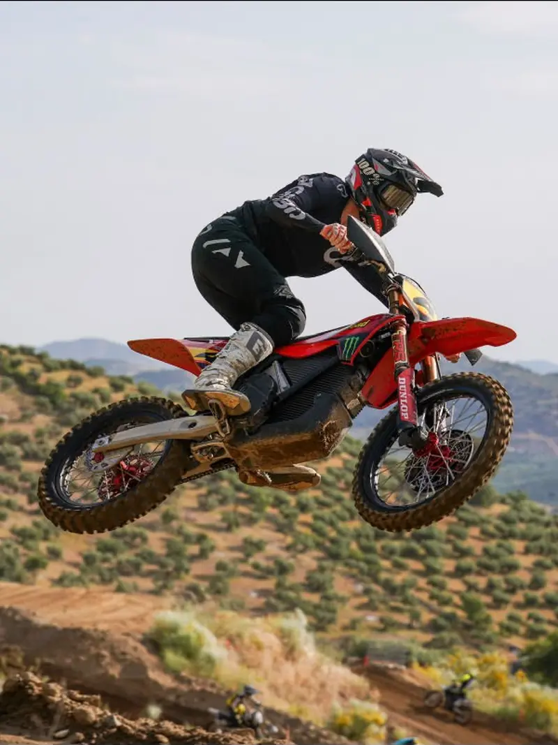 Óscar Jiménez saltando en circuito de motocross
