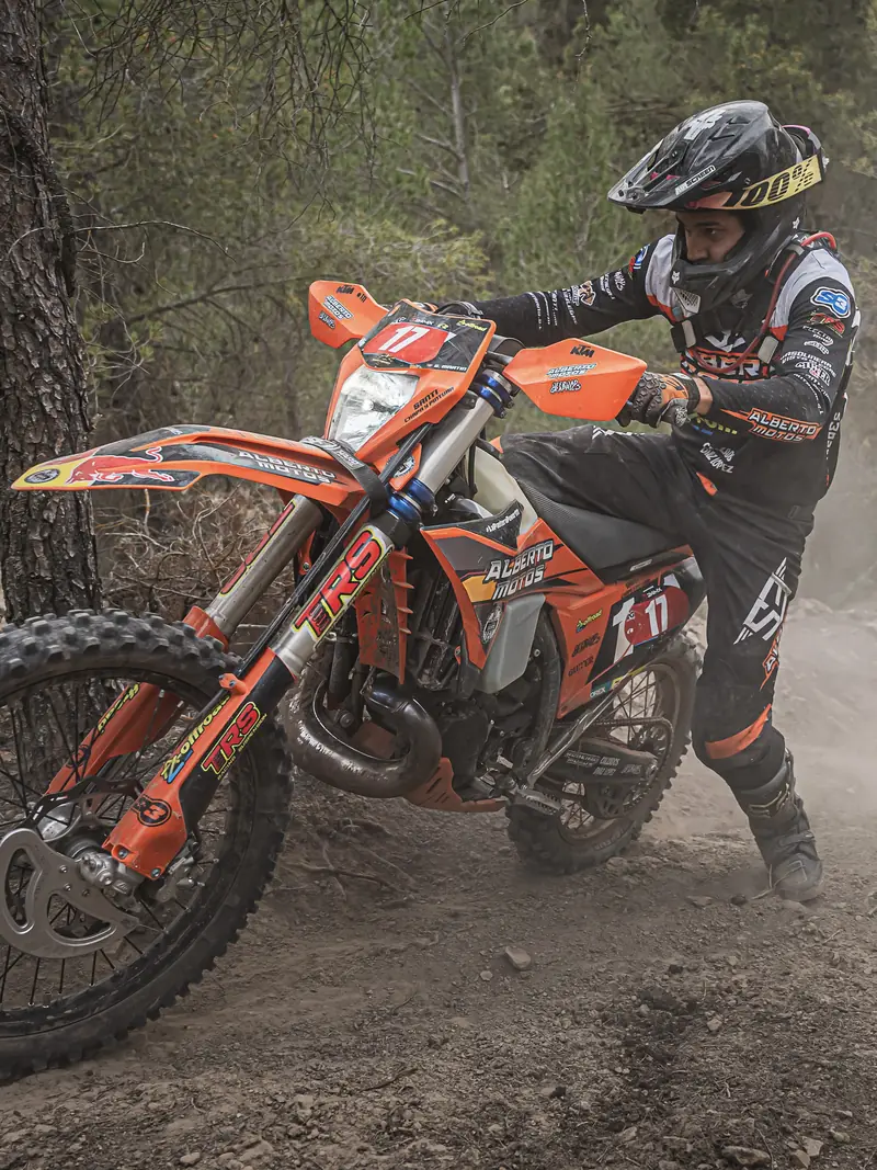 Santi Martín arrancando la moto entre polvo en carrera de Hard Enduro